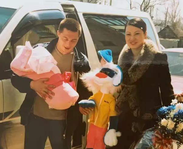 32岁东北富婆,嫁20岁俄罗斯小伙,生下女儿一个月后丈夫因病去世