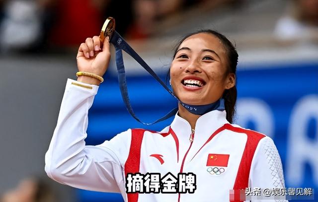 这一次被人民日报点名的郑钦文，暴露真实处境，原来李娜真没说错