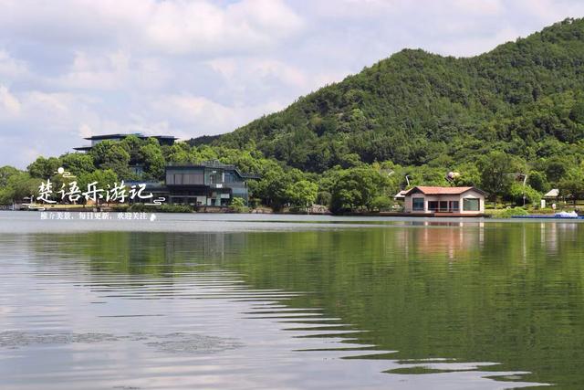 浙江宁波这片湿地少有人来，却是很美的赏荷胜地，周边美景也很多