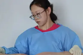 女法医变身健身达人：能硬拉120公斤，3分钟完成单手开颅图片