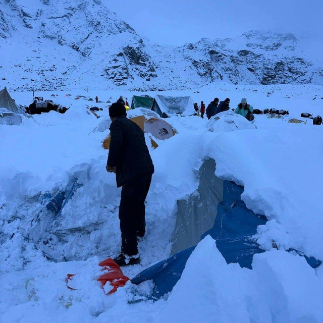 珠峰暴雪被困后续：向导人肉开路，百余人因此获救，有人重金感谢