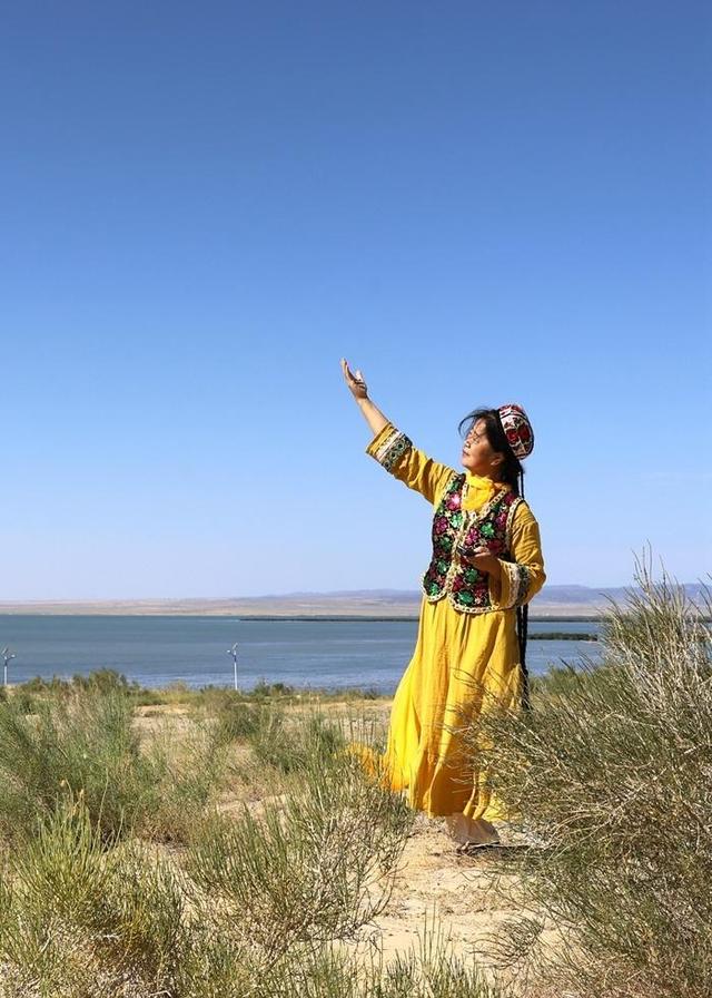 游新疆乌伦古湖海上魔鬼城