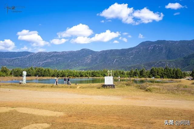 玉龙雪山前有很多野生婚纱基地,村民收费35元一场,露营却免费