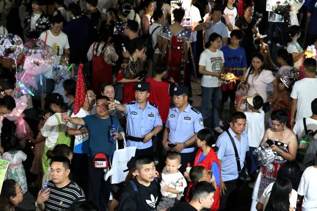 【贵警“枫”采】歌舞声奏响美丽西江 旅游警务护航平安苗寨