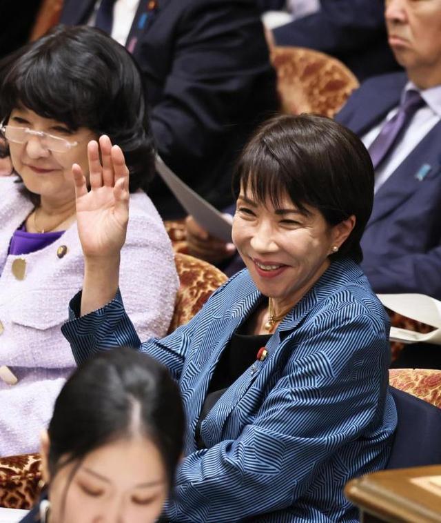 硬抗中国29天，一纸控告书让高市老实，“短命首相”进入倒计时？