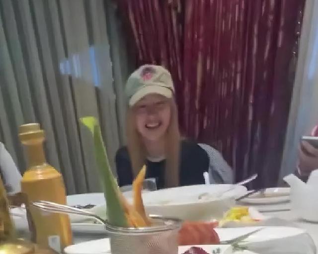 35岁郑爽近照曝光！形象管理失败，彻底成了素人	，在美日子舒坦了