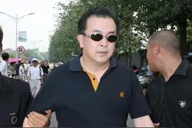 曾经的八一电影厂长黄宏，如今过得怎样？图片