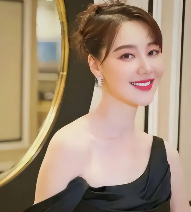 私生活混乱？遭央视“开除”？被传和小尼结婚的她，如今怎么样了