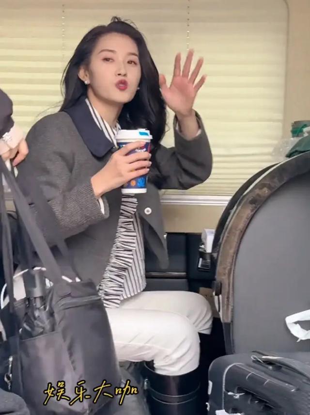 “短剧女王”郭宇欣真实颜值曝光，方脸龅牙大粗腿，26岁模样成熟