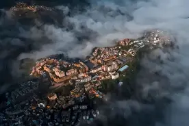 中国最危险的县城，几万人居住在2平方公里山顶上，两侧都是悬崖图片