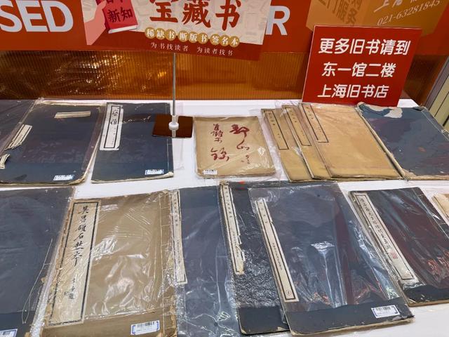 淘书逛展、夜游夜市、盖章打卡……上海书展的快乐，弥漫在整座城市→