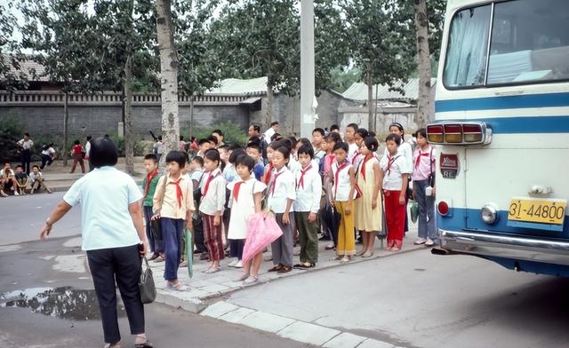 萧克上将孙子萧云松上学时，被老师悄悄询问：是不是家里有困难？