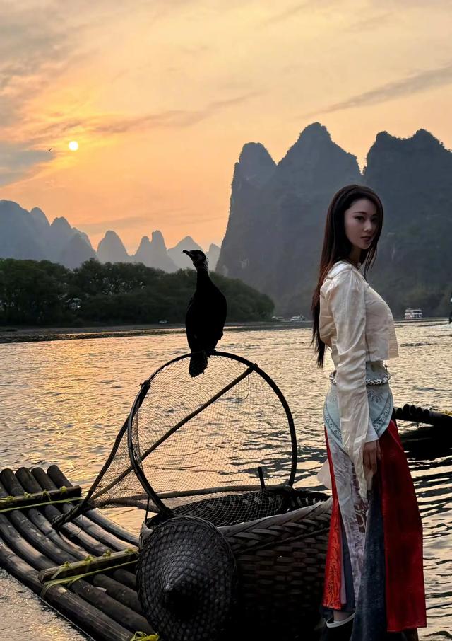 “军嫂”张馨予广西阳朔之旅，太漂亮了吧