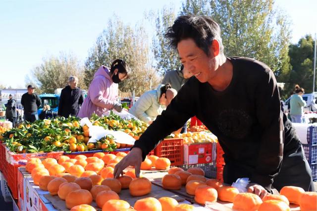 秋色满筐 早市上的色彩交响