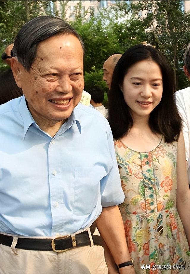 49岁的翁帆也没想到，杨振宁去世后，竟因一个举动实现口碑暴涨
