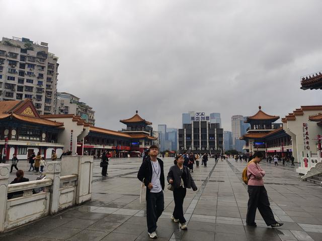 重庆这座城市，把我的腿走细了，把我的胃撑大了
