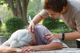 61岁大妈午饭后猝死！医生：宁愿吃饱坐着，也别在饭后做这4件事图片