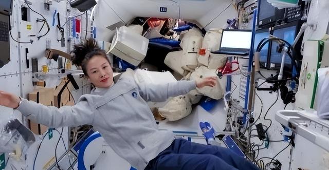 牺牲太大！王亚平曾谈及太空之旅的辛酸，落地后身体弱路都走不了