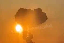 多家外媒：乌军无人机夜袭俄战略轰炸机基地引发巨大爆炸，基地上空腾起蘑菇云图片