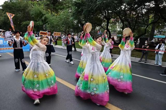 在新民大街，我被360°的快乐和人潮“包围”了！