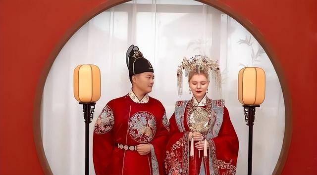 杀疯了！1400万外国人涌入中国？在重庆的大街上，挤满了老外