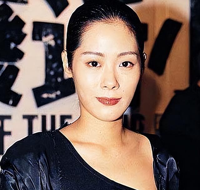 59岁香港歌后送ICU抢救，术后全身插管，儿子日夜守护抱膝痛哭