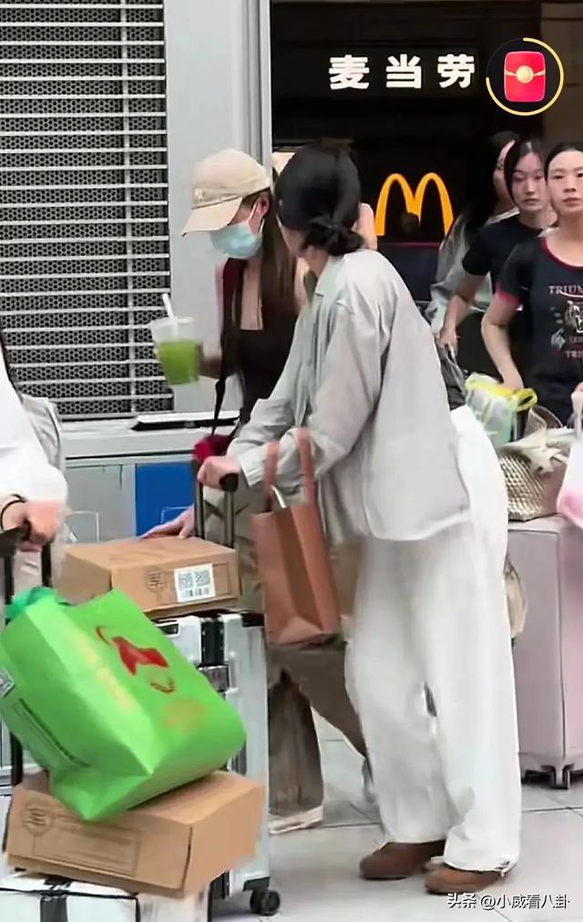 女民兵拉着五颜六色拉杆箱返程，阅兵靴子没来得及换，穿衣很时尚