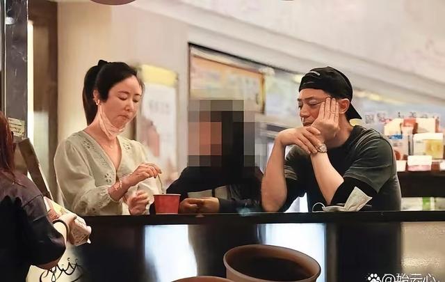 林心如一家三口同框太温馨了吧！霍建华看向闺女的眼神里全是宠溺