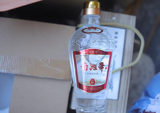 4人到新疆游玩，遇婚宴随礼 400 吃席畅饮