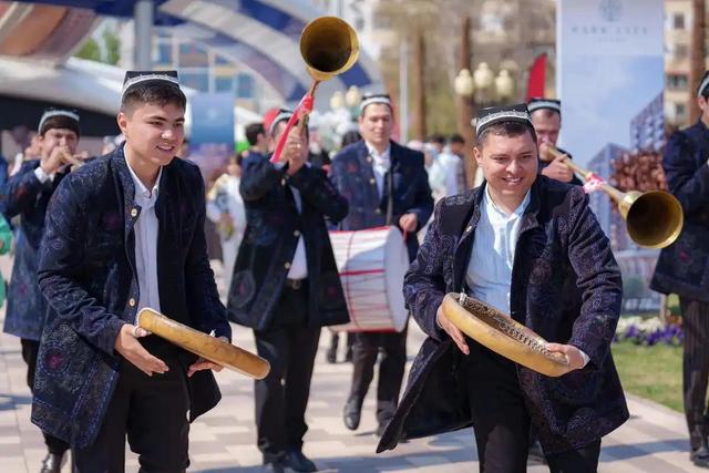 美签订贸易大单，冤大头终于出现，特朗普叫嚣：矿产多到用不完
