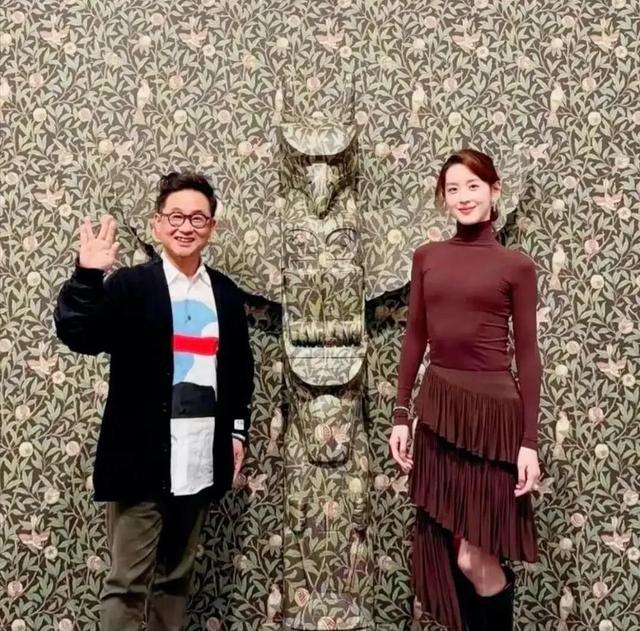 章泽天在英国和一帮富商共进晚餐，她的打扮一言难尽，肋骨外翻。