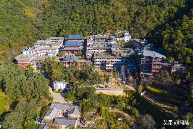 《徐霞客游记》中两次提及的报恩寺就在大理鸡足山上，但路况堪忧