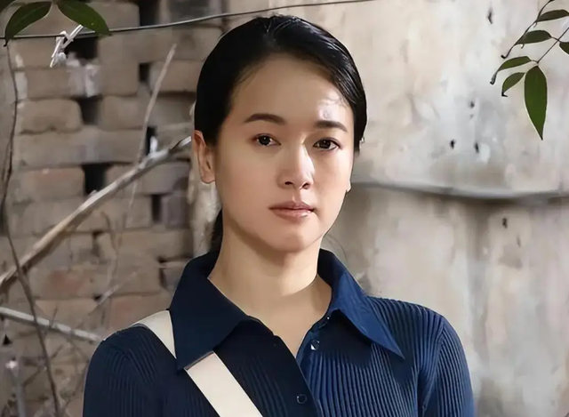 内地第一尤物左小青：戏里宽衣解带令人沉醉，如今48岁依旧迷人