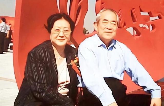 87岁范曾娇妻身份被扒，多张性感工作照流出，难怪他会把持不住