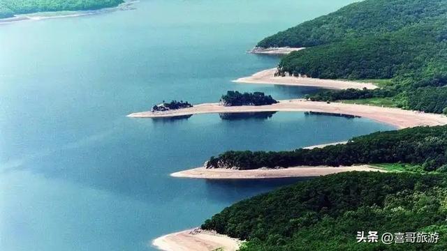 北国明珠镜泊湖：火山奇迹与红罗女传说的山水画卷