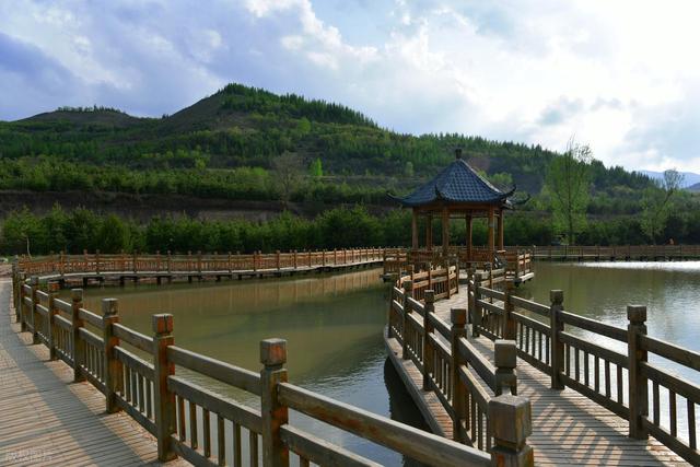 宁夏与甘肃陕西三省交界有座小城，山河温婉，让范仲淹都流连忘返