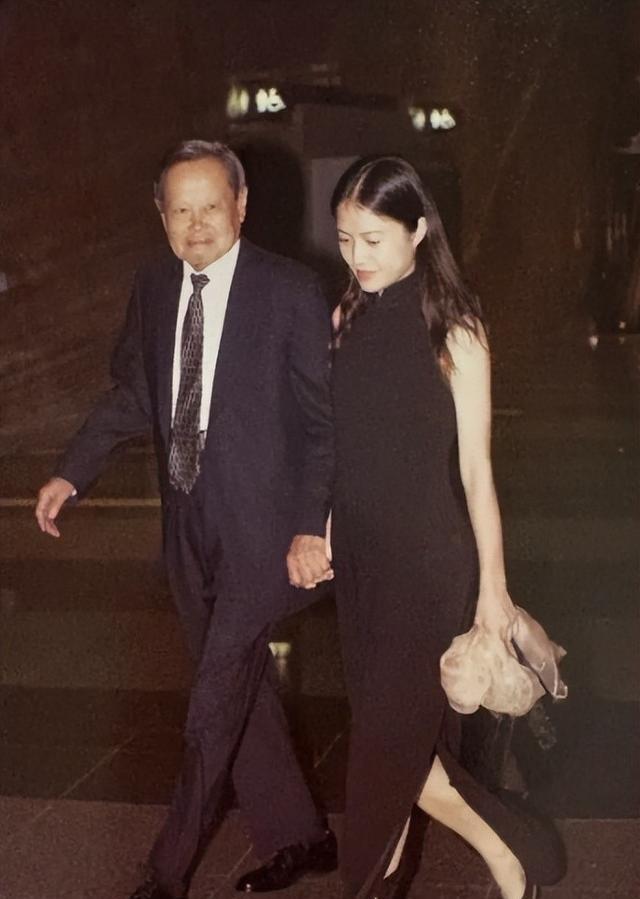 杨振宁去世后，翁帆再发文，49岁无子女的她，早已被安排好了退路