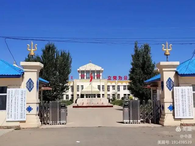 **"千年辽墓旁建起光伏电站:生态保护撕裂草原小镇?"**