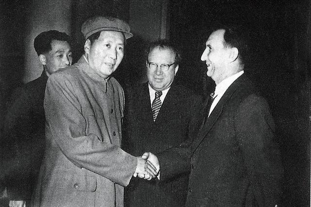 毛主席去世后，123个国家发来唁电，唯有一国发文“威胁”中国！