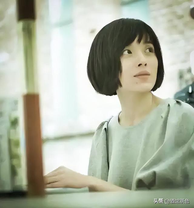 她26岁成双料影后，二婚嫁靳东高龄生下两子，今48岁美得自信从容