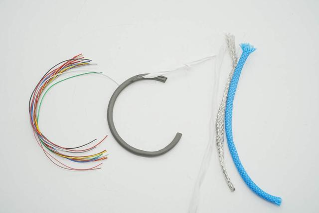 兼顾240W快充和40Gbps高速传输，异泽磁吸编织数据线拆解
