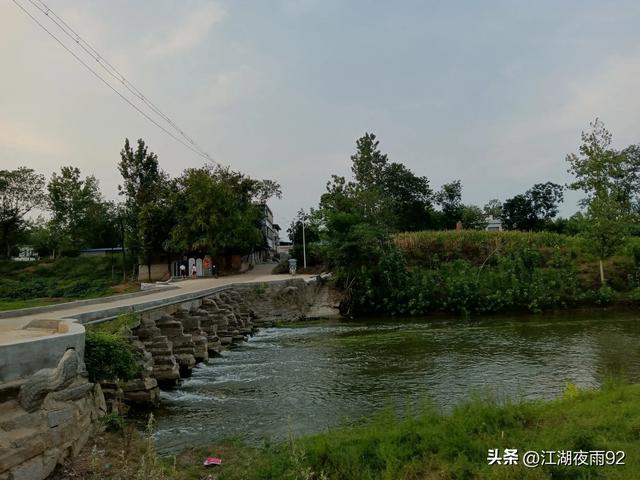 邓州有一座十一孔，明清石板桥，由都御使回乡修建，至今仍然通行
