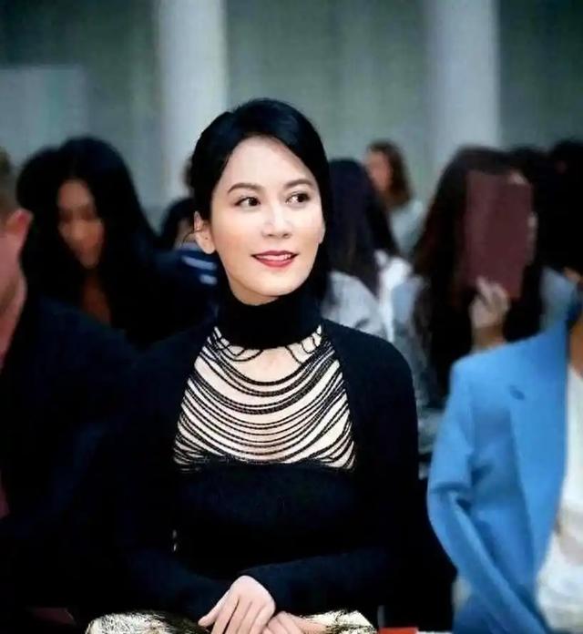 至今未婚未育，身边却有男人陪了近20年！54岁的她才是人间通透