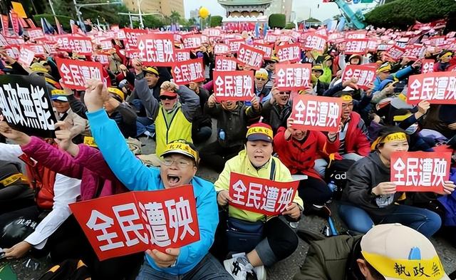 洪秀柱刚观礼完9·3阅兵，岛内支持度大反转，台当局矛头对准新北