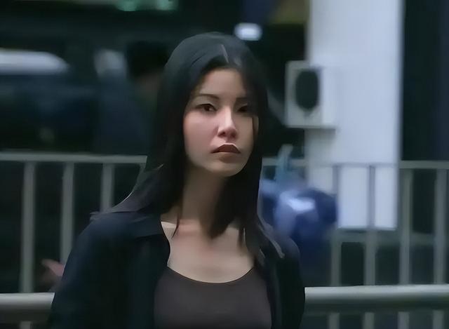 21岁拍三级，30岁被出轨	，38岁嫁大佬，如今50岁没孩子被宠成宝