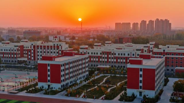 多年来，一批又一批绍兴人前赴后继，走进了这座大漠小城……