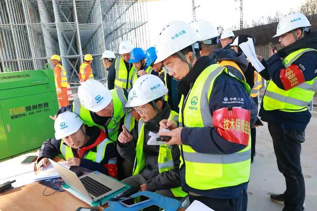 齐临高速上跨邯济铁路转体立交桥成功转体