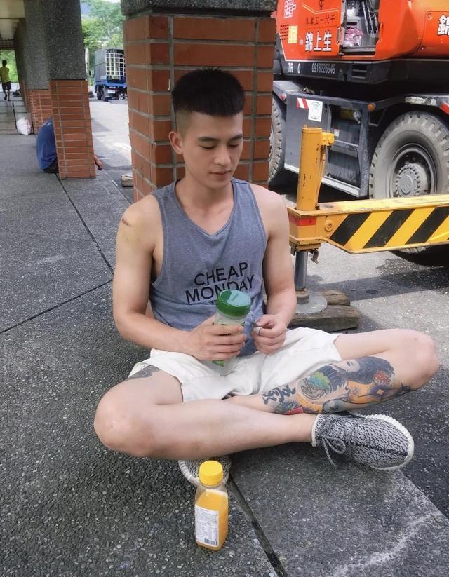 全身8处纹身还演农民？央视《生万物》闭眼选角，张艺谋一语成谶