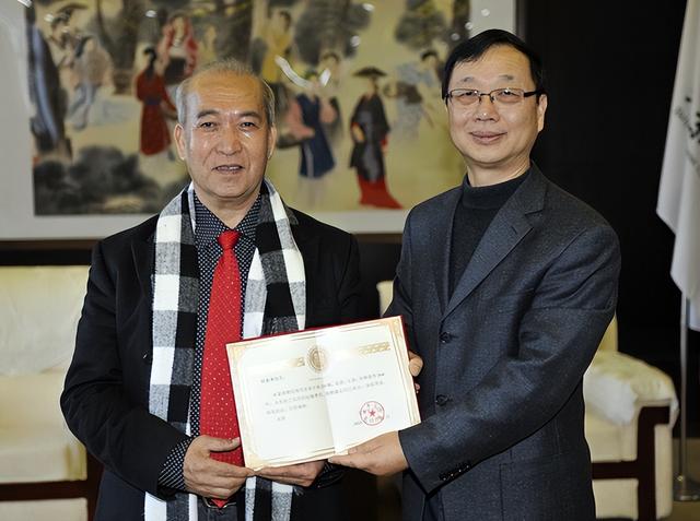 放弃亿万财产，抛弃中国国籍跑去英国捡垃圾，20年后成为国民英雄
