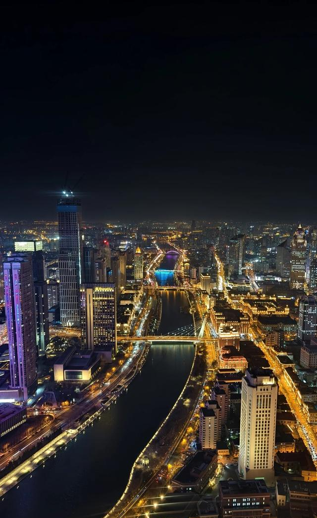 北京嘀咕，上海好奇，如今天津，竟成了能走着听、站着品的戏台！